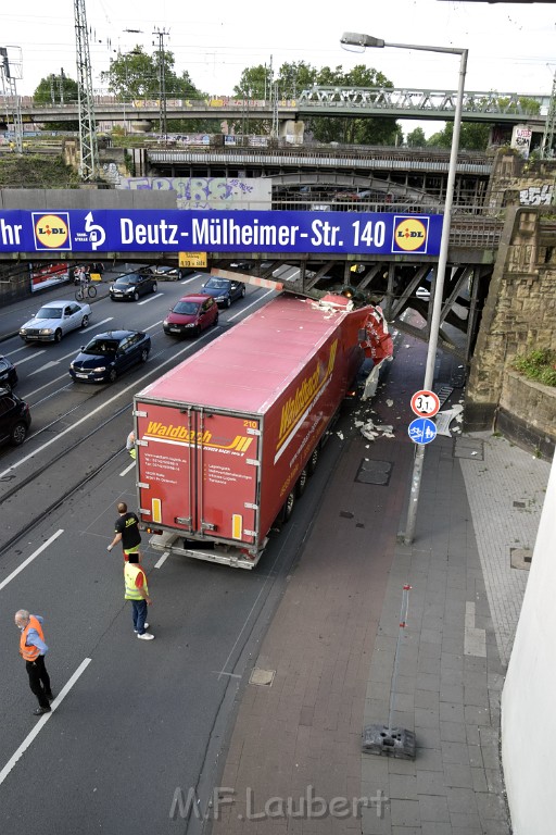 LKW blieb unter Bruecke haengen Koeln Deutz Opladenerstr Deutz Muelheimerstr P046.JPG - Miklos Laubert